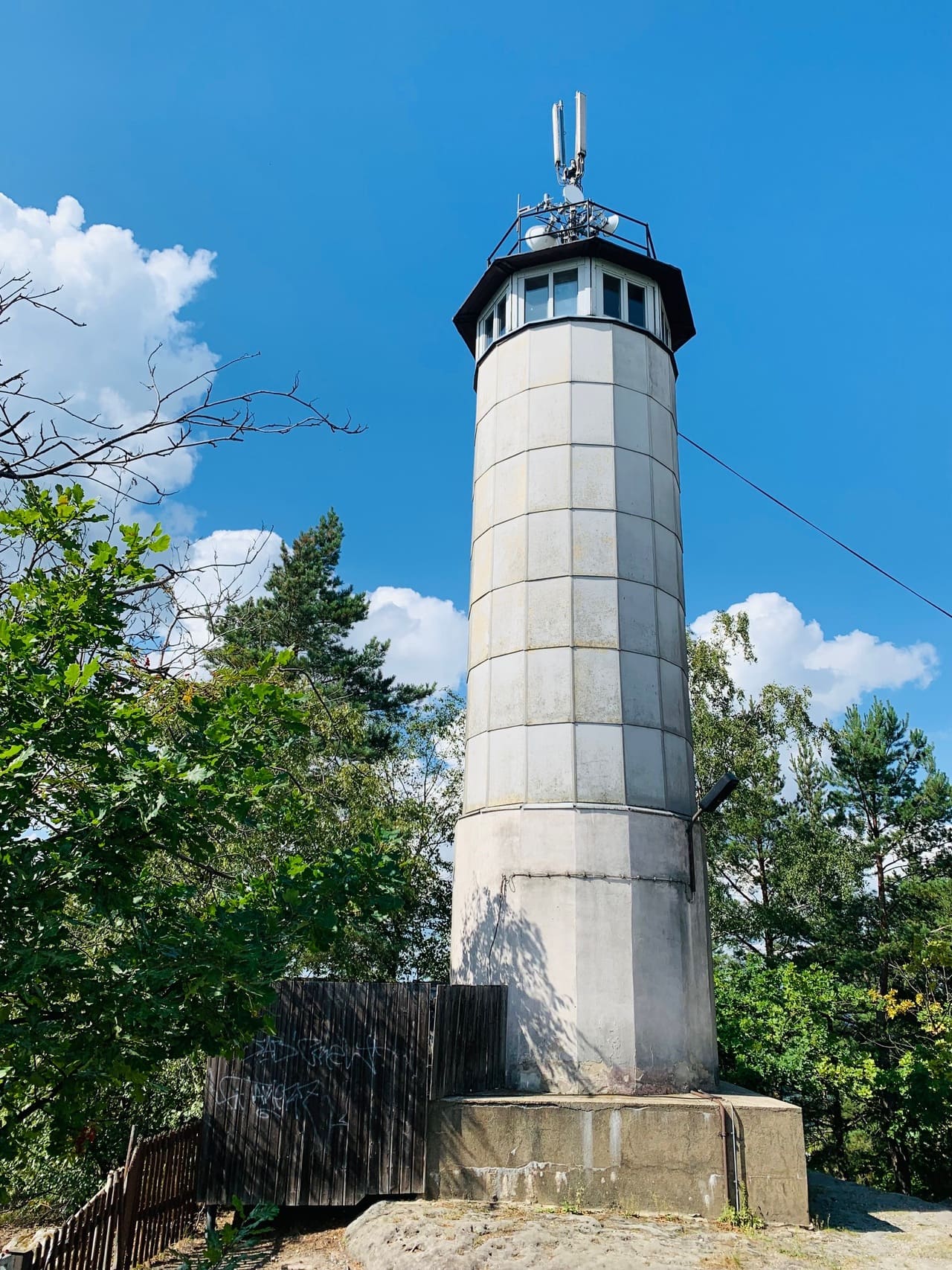Feuerwachtturm auf dem Gipfel des Papststein