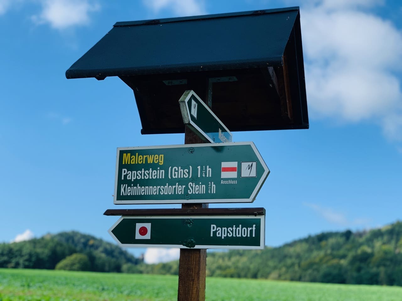 Wegweiser und Beschilderung zum Papststein