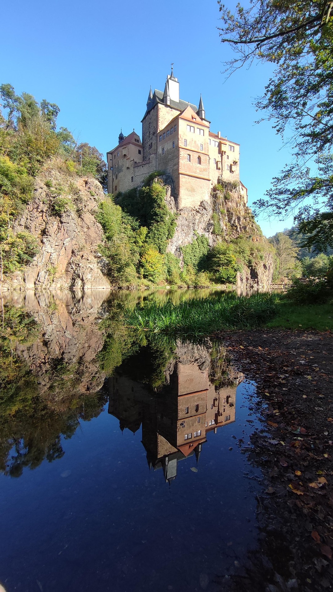 Die Burg Kriebstein liegt idyllisch am Flusslauf der Zschopau
