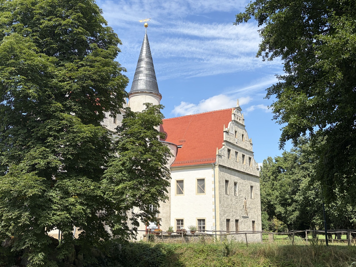 Schlossführungen und Besichtigungen im Wasserschloss Oberau auf Anfrage