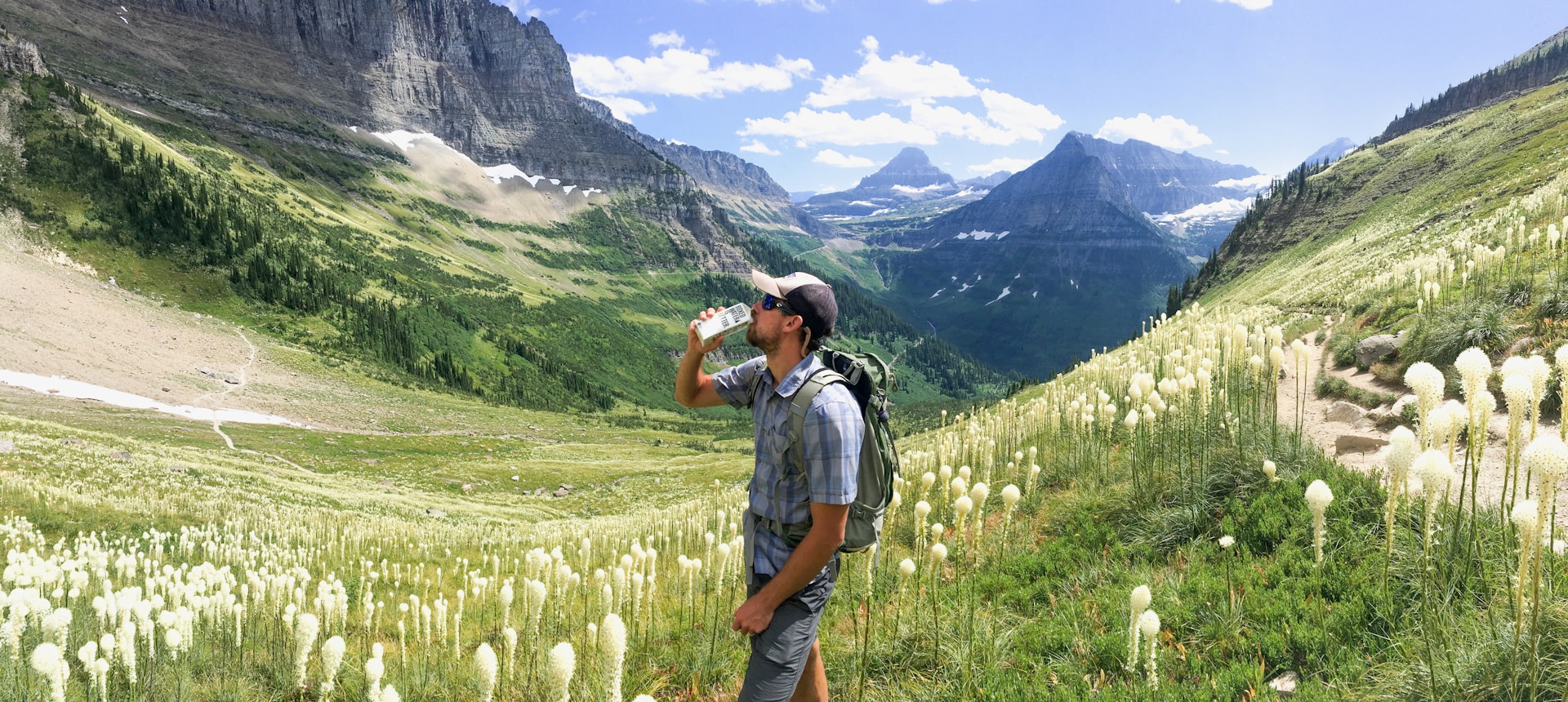 Viel trinken und ausreichenden Wasservorrat beim Wandern bei Hitze
