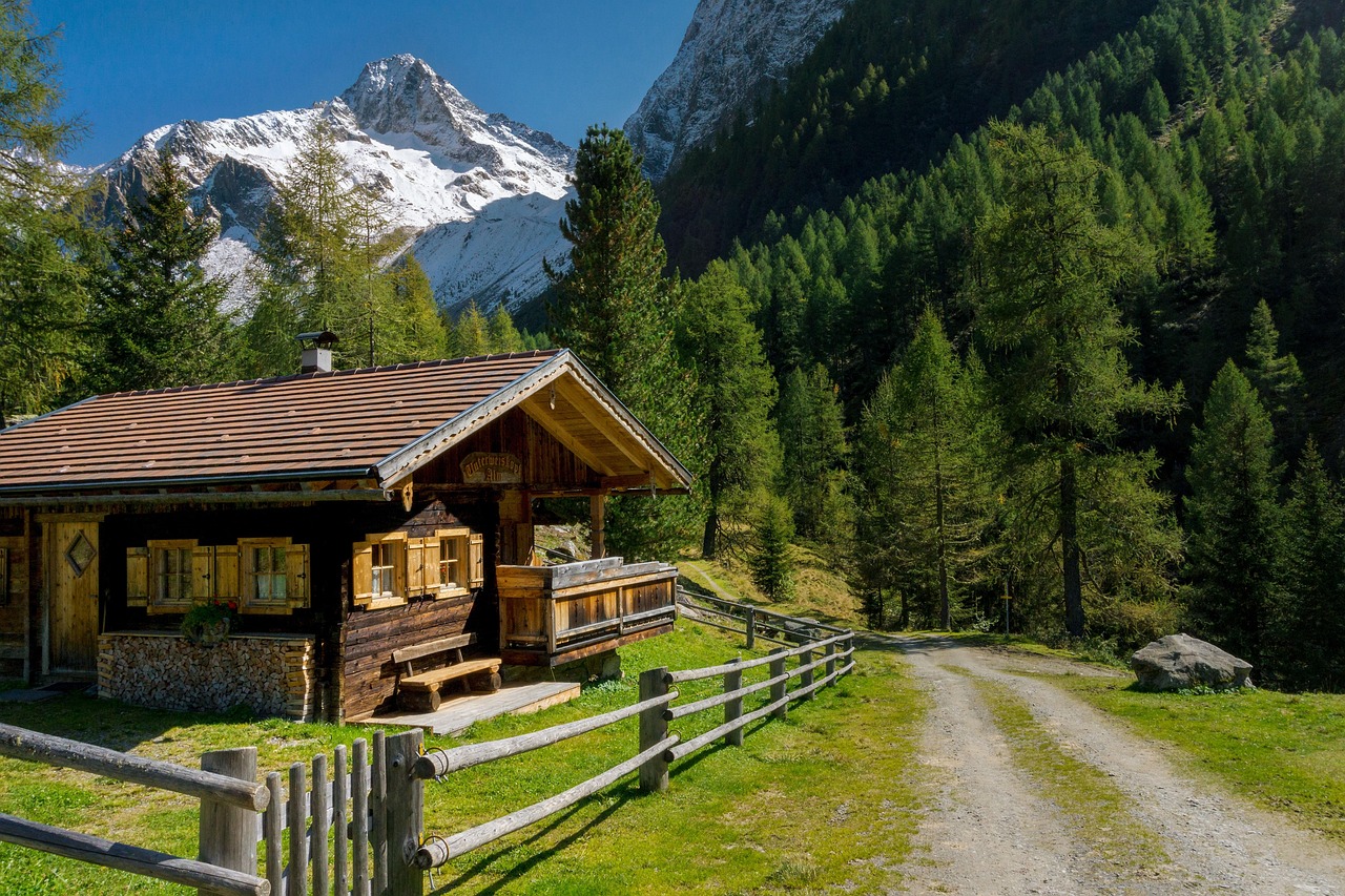 Almhütten als Unterkunft bei einer Hüttenwanderung