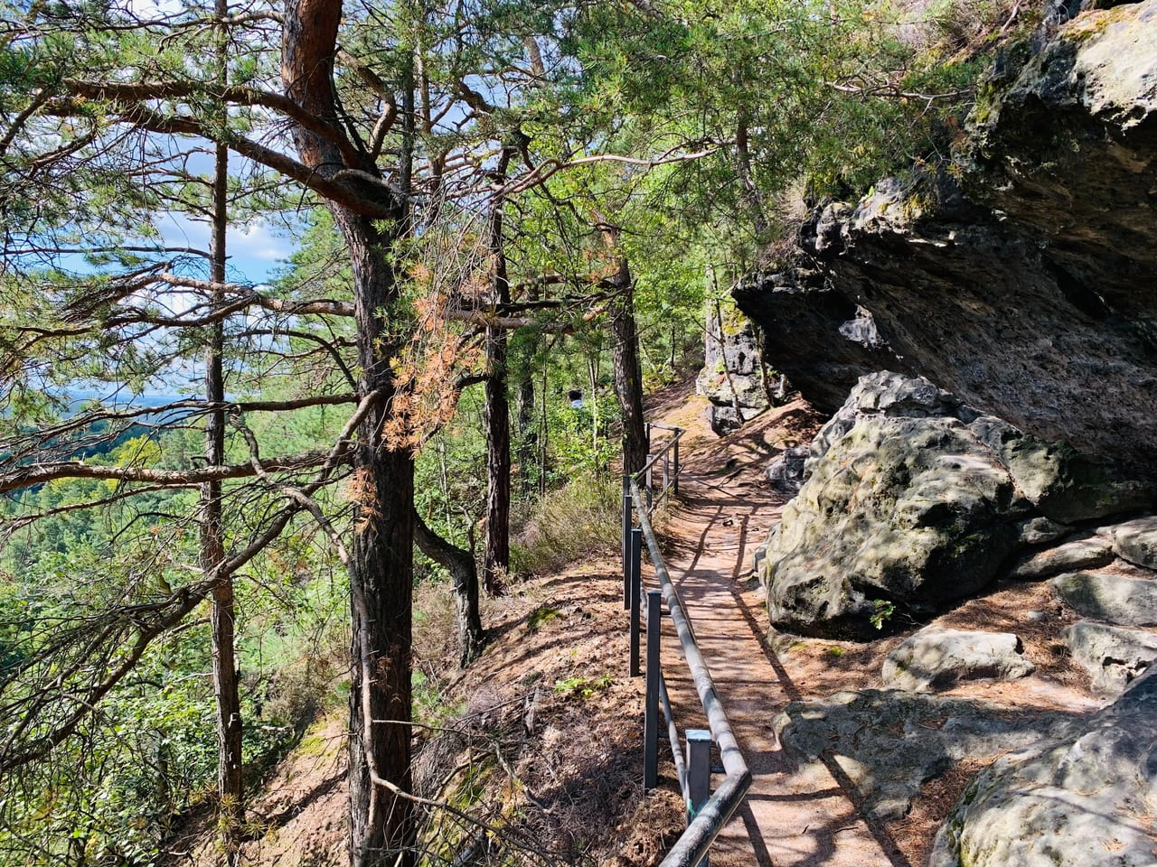 Wanderweg oberhalb des Papststein